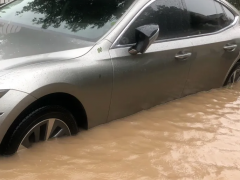 車?yán)锟傆谐粑妒遣皇桥菟嚨脑颍ㄜ嚺菟笥挟愇对趺崔k）