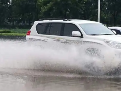 大燈有泥是泡水車嗎（大燈里面有泥怎么清理）