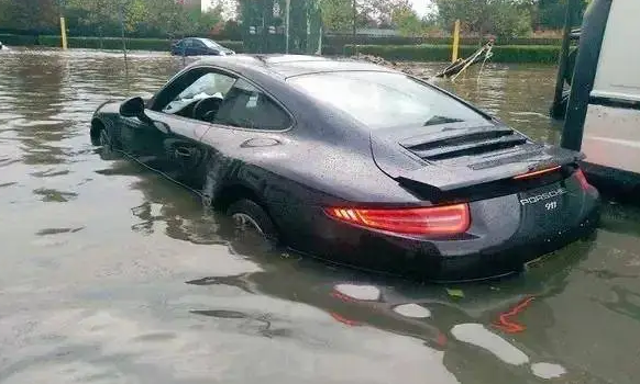 保時捷泡水車