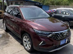 車子看起來左低右高是什么原因？