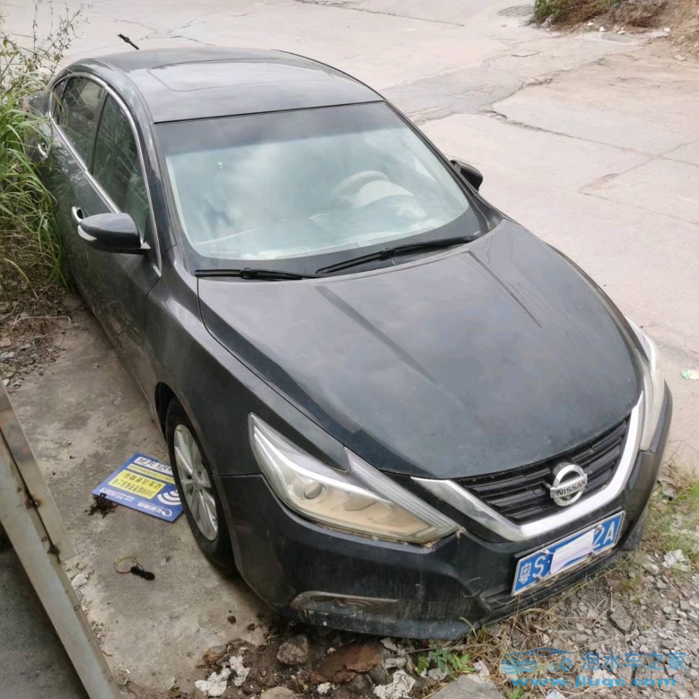 18年日產天籟泡水車