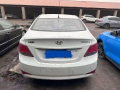 等紅燈時(shí)的交通違規(guī)：這些行為會(huì)扣分罰款