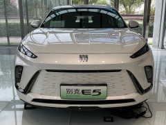 青島別克E5：綠色風(fēng)暴席卷而來，大降價盛宴開啟！