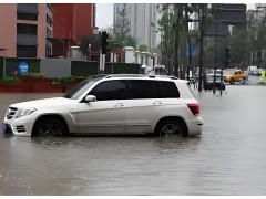 車輛燃油耗盡應(yīng)對指南：送油服務(wù)的選擇與操作建議 車子沒有油了怎么辦送油？